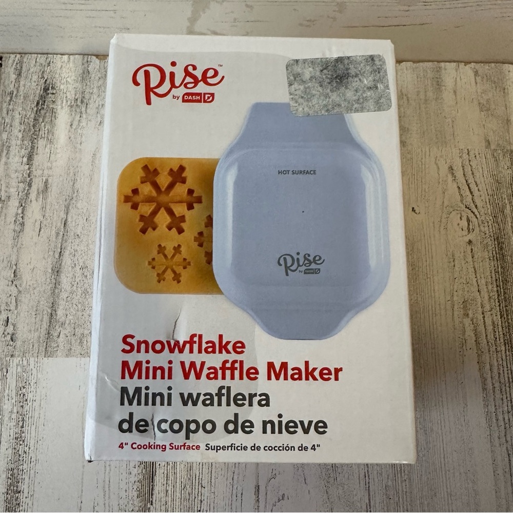 Rise By Dash Snow Flake Mini Waffle Maker NEW